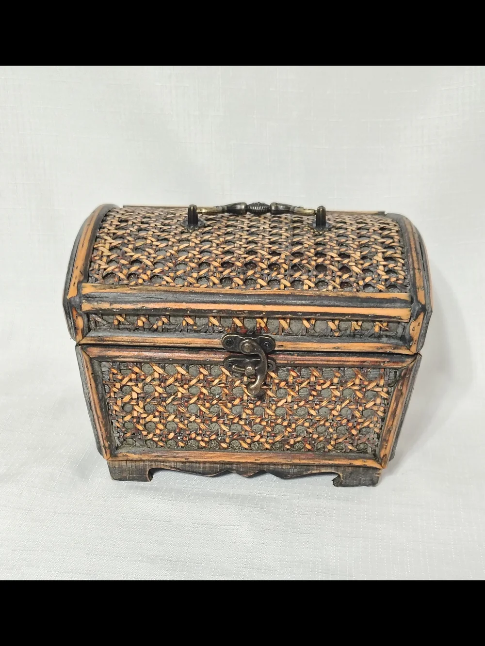 Vintage Beautiful Footed Wooden Treasure Chest Box Detailed Woven Ratan 8